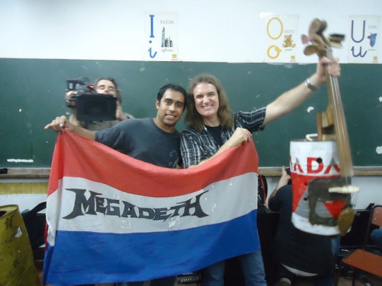 Bajista de Megadeth sorprende en Cateura