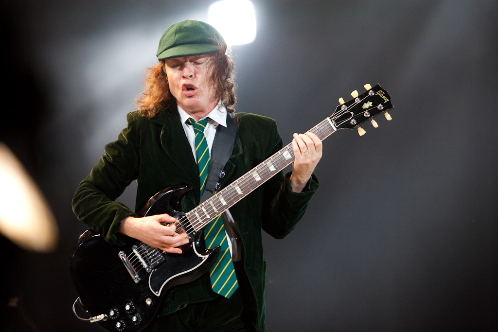 ANGUS YOUNG (ACD/DC): habla de Phil Rudd