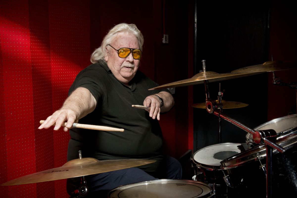 Fallece el baterista LEE KERSLAKE a los 73 años