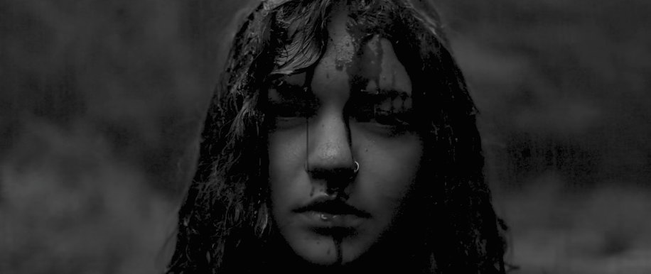 KING WOMAN estrena video para “Manna”